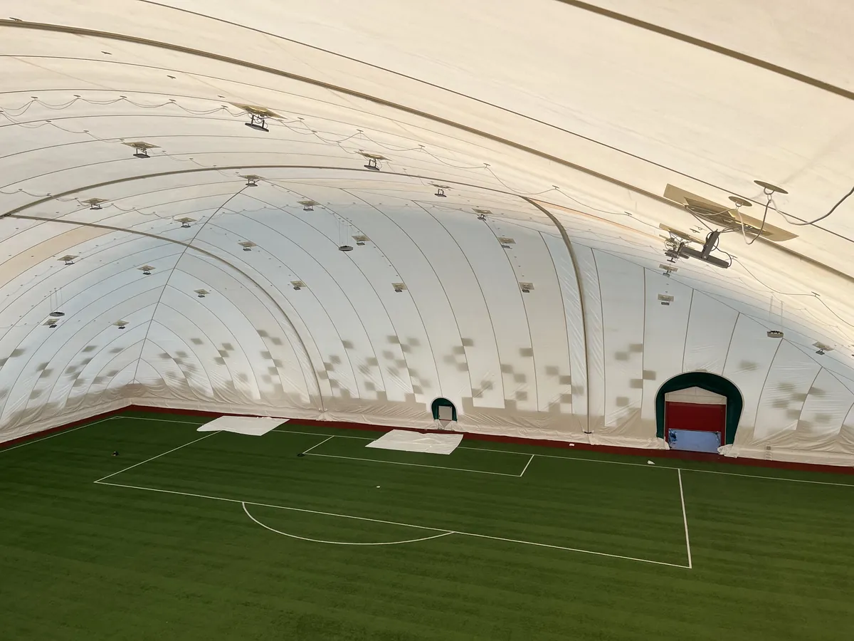 Baudos aikštelė ir įėjimo durys Kauno futbolo maniežo galinėje sienoje