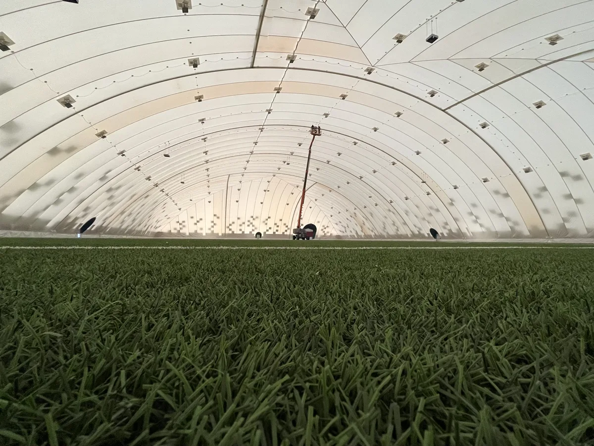 Dirbtinės žolės futbolo aikštė po dviguba Kauno futbolo maniežo membrana